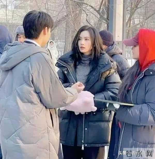 37岁刘诗诗在哈尔滨街头被撞见，身着黑色羽绒服长裤，美翻了。