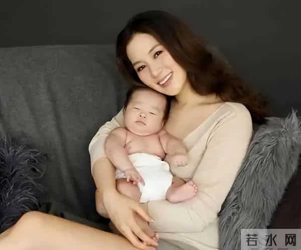 她14岁就长得“倾国倾城”,被富豪花7亿娶回家,8年生下4个娃