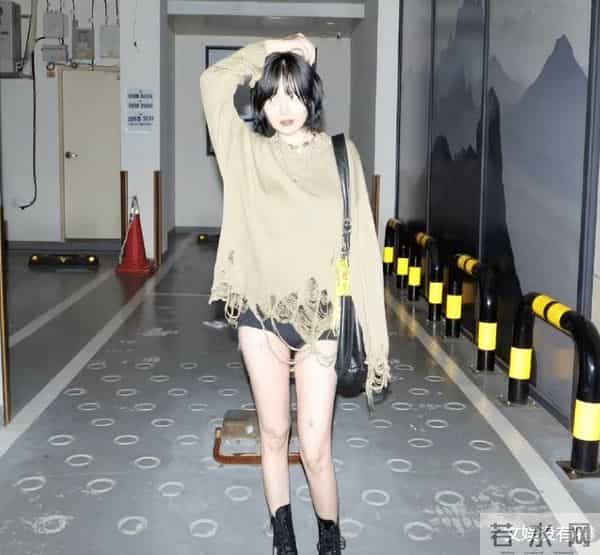 泫雅晒最新体重,从53减到了49公斤,网友:瘦了好多,尤其是腿!