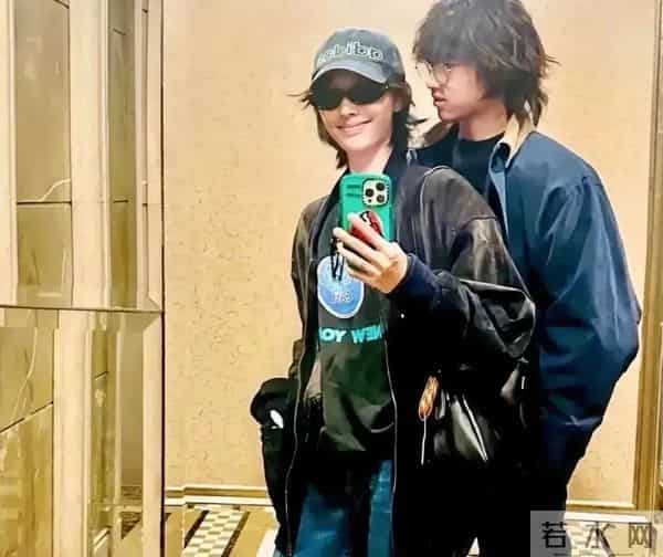 白百何带俩儿子现身，17岁大儿子像陈羽凡，5岁二宝太机灵