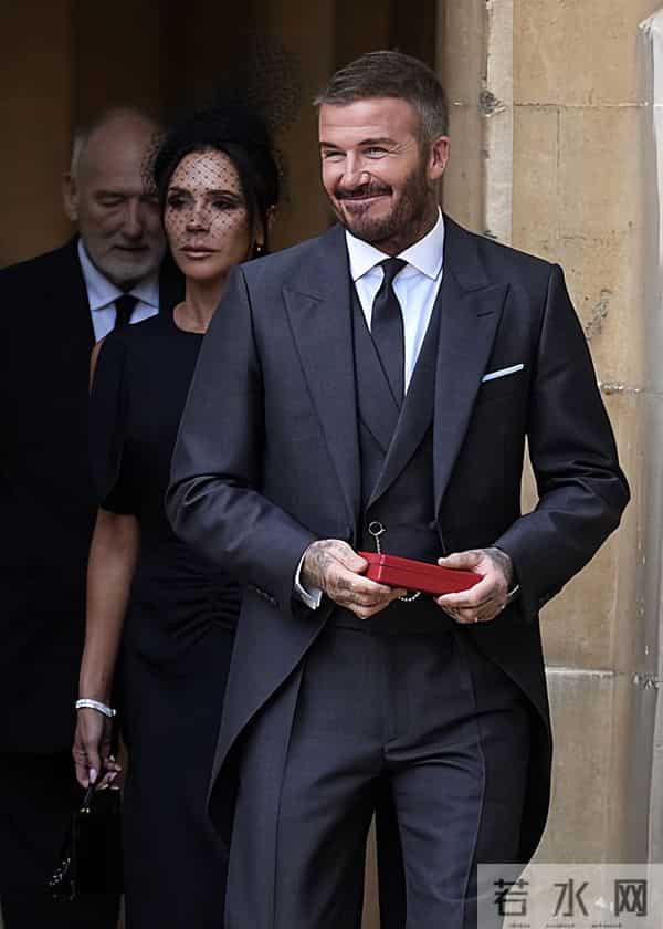 50岁贝克汉姆带妻儿领勋章,14岁小七好漂亮,布鲁克林依旧没露面