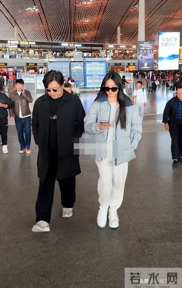 李湘胖到弯不下脖子，机场罕用便宜货，被人搭话她不理还嘲讽冷哼