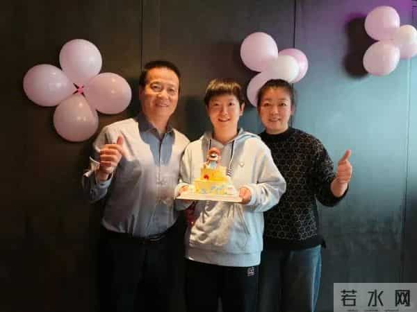 “莎，看我”，然后看影子低下去了，制作蛋糕的师傅也有点无辜啦