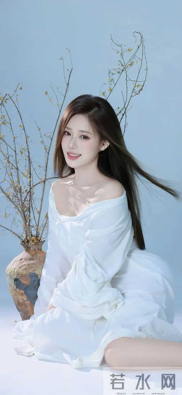 宋纤璇，一身白色纱裙，美的不可方物，神似仙女下凡