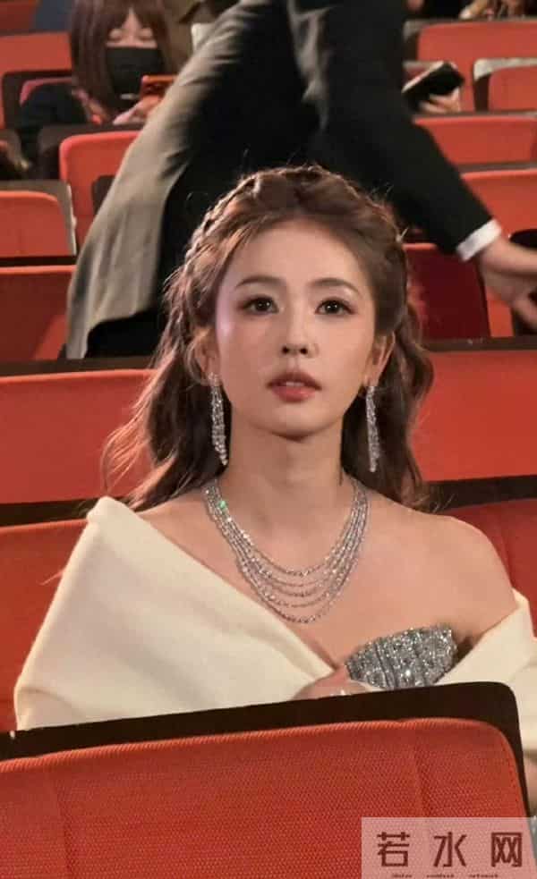 白鹿内场第二套洋气多了，她不适合做加法配饰太满了大发箍很显土