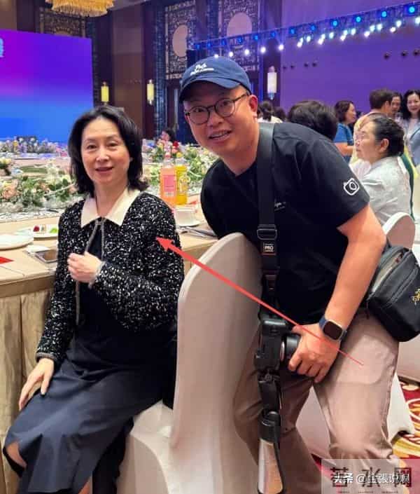 何超琼近况曝光，生图满头白发还有老年斑，和澳门大会判若两人