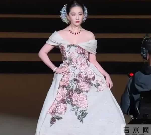 凌晨2个瓜,迪丽热巴红毯遭人嫌?刘亦菲被内涵不时尚,各个离谱