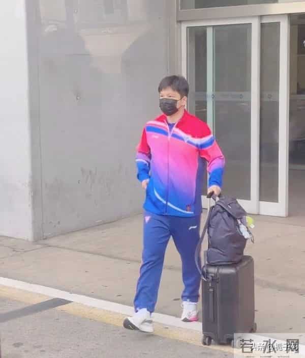 樊振东在澳门被偶遇，他看起来瘦了不少，穿着迷彩服运动装 帅呆了