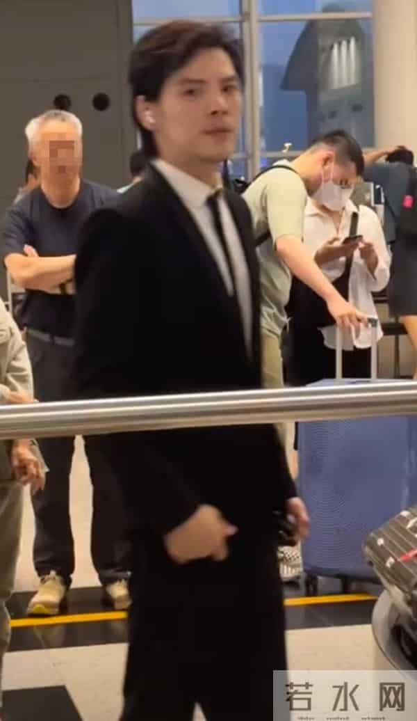 向佐香港机场被偶遇,穿西装留着清爽利落的短发,颜值达到巅峰