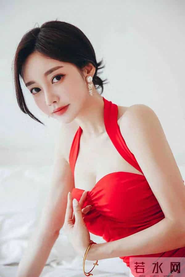 孙允珠，红色火辣抹胸包臀裙，性感的身材十分诱人！