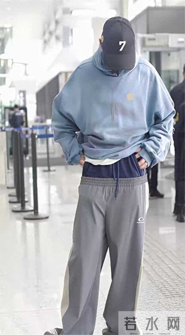 黄晓明现身机场，裤子半掉着卫衣一裹，没人懂，但谁都多看了两眼