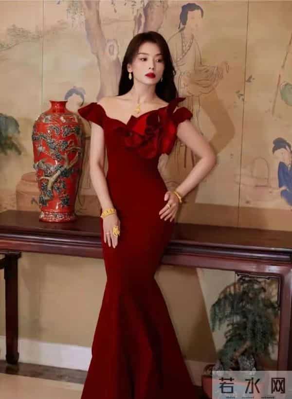 哇塞！刘涛这肥臀，算是圈内第一了吧，麻花辫配包臀裙太显年轻了