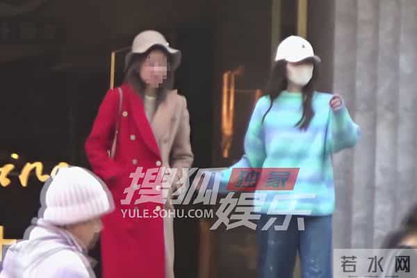 李小冉会友吃火锅 穿针织衫牛仔裤松弛感拉满