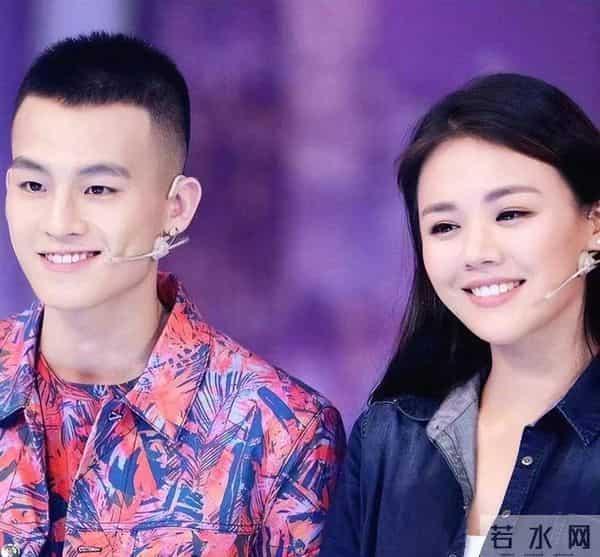 马思纯欧豪时隔7年再同框,男方活动上偷瞄女方,网友:希望复合