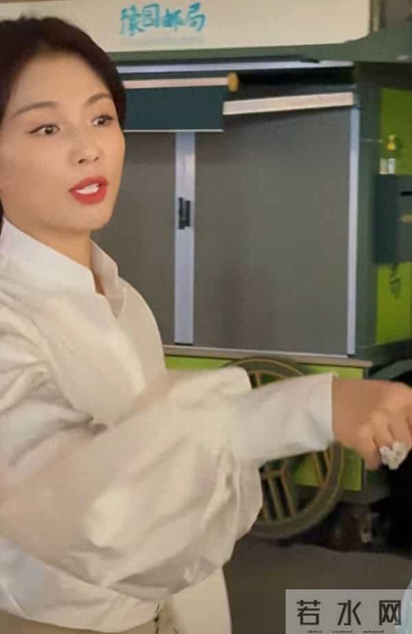 47岁刘涛豫园现身，休闲装配低马尾，气质优雅美得好高级