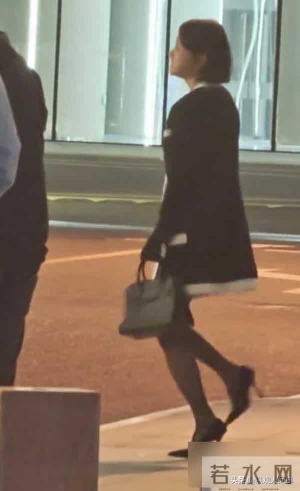 宁波街头偶遇明星!生图下秦岚脸僵又疲惫,王阳瘦了硬凹下颌线