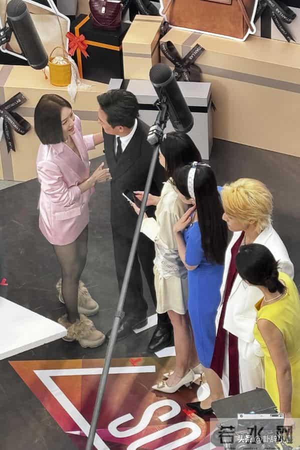 秦岚王阳宁波拍戏时被偶遇，男帅女美超养眼，秦岚温柔身姿太勾人