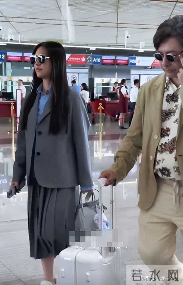 李湘胖到弯不下脖子，机场罕用便宜货，被人搭话她不理还嘲讽冷哼