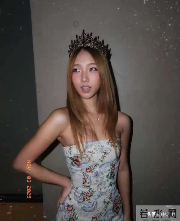 小S大女儿Elly晒自拍照,穿抹胸短裙,身材火辣,网友:像小S