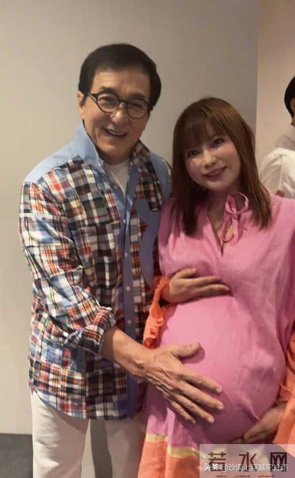71岁成龙和日本女星中川翔子见面，用手抚摸对方孕肚，眼神好温柔