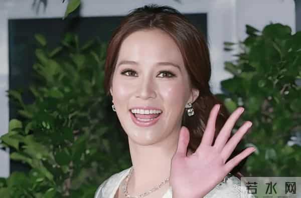 她14岁就长得“倾国倾城”,被富豪花7亿娶回家,8年生下4个娃