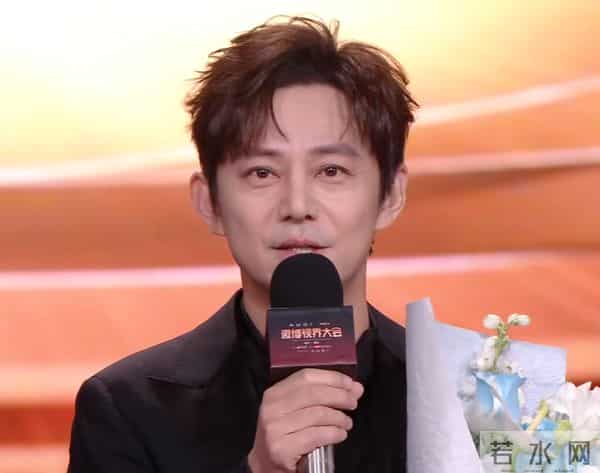 何炅主持生涯迈入第30年，齐思钧献花致敬，王鹤棣在台下鼓掌欢呼