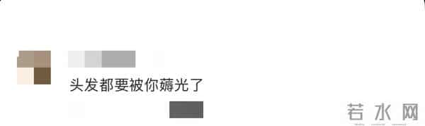 朱珠现身机场,不停撩拨头发被吐槽,女儿王珠宝接机把她扑倒了