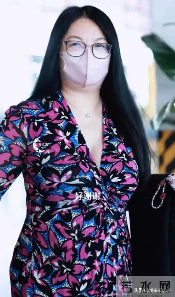 李湘终于要开始减肥了？深夜晒年轻时美照，眉眼神似刘亦菲