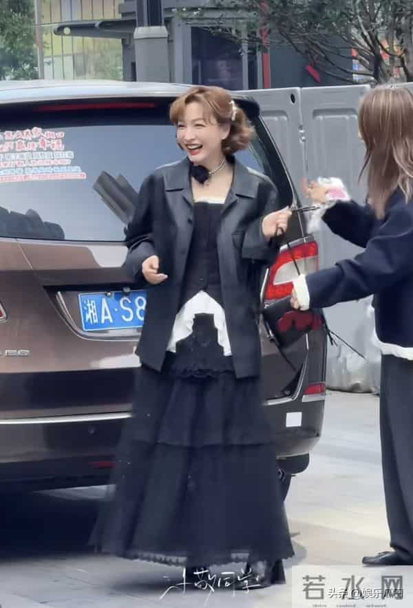 吴昕今日上班路透,皮衣黑裙配小卷发,造型好洋气,越来越美了