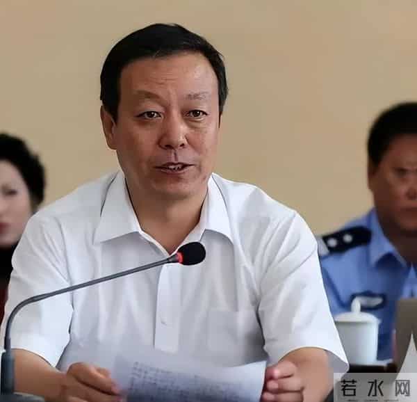 倪萍怎么都没想到，杨亚洲69岁的时候，能带着一家人站到台前