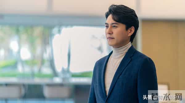 这一次，人民日报点名靳东，七字之差给娱乐圈敲响警钟