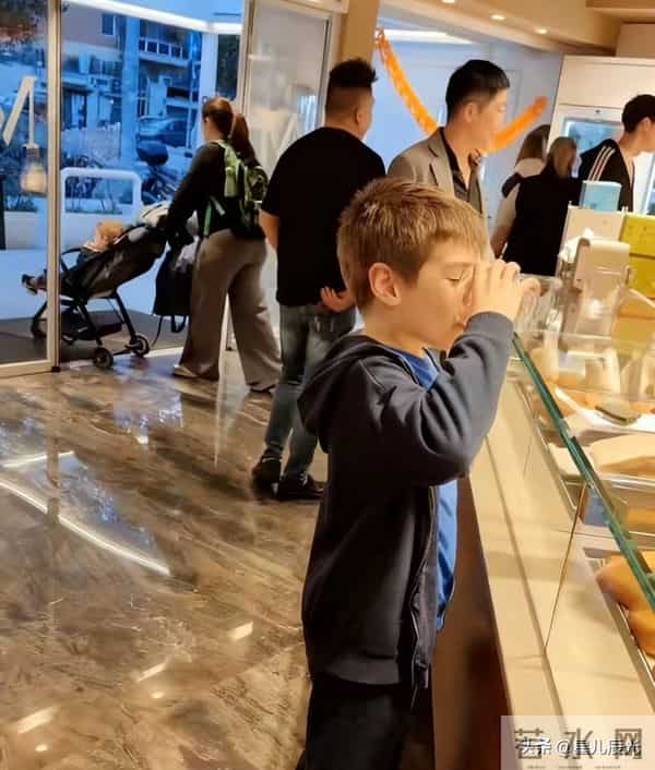 老麦新露面在买早餐 他有点忧郁 表哥力挺二哈 大哈的粉丝群信息被曝