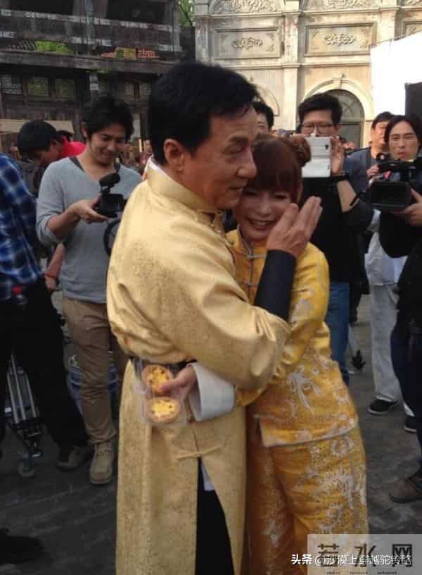 71岁成龙和日本女星中川翔子见面，用手抚摸对方孕肚，眼神好温柔