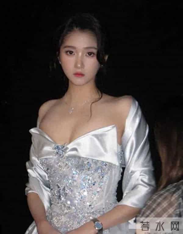 关晓彤银裙引爆活动现场，网友：这身材比例，还让不让人活了？