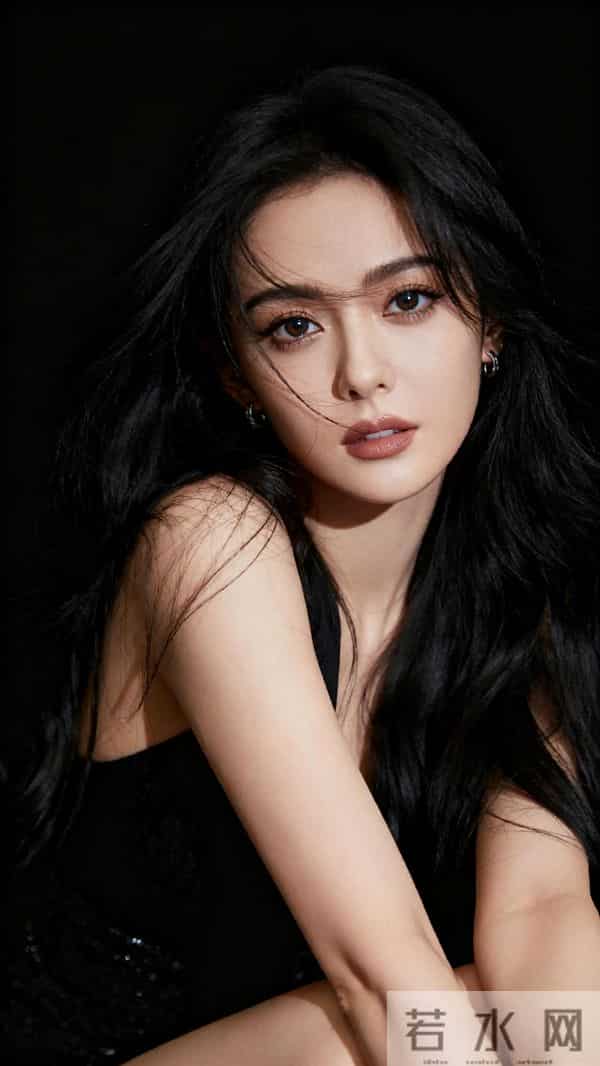 黑长直少女纯黑背景时尚大片｜高级感与性感魅力的碰撞