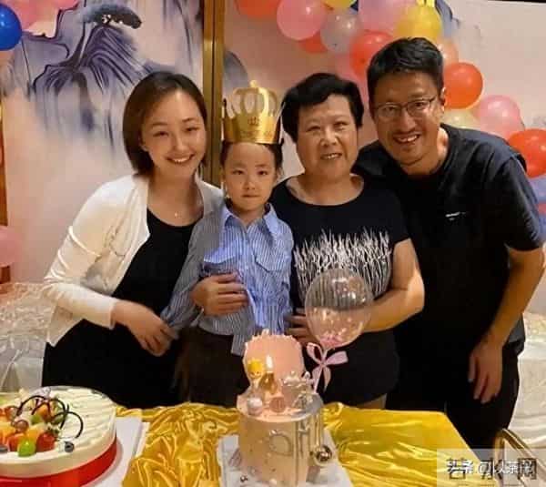 原来于震老婆是她，两人差13岁，婚后成家庭主妇被丈夫公婆宠成宝