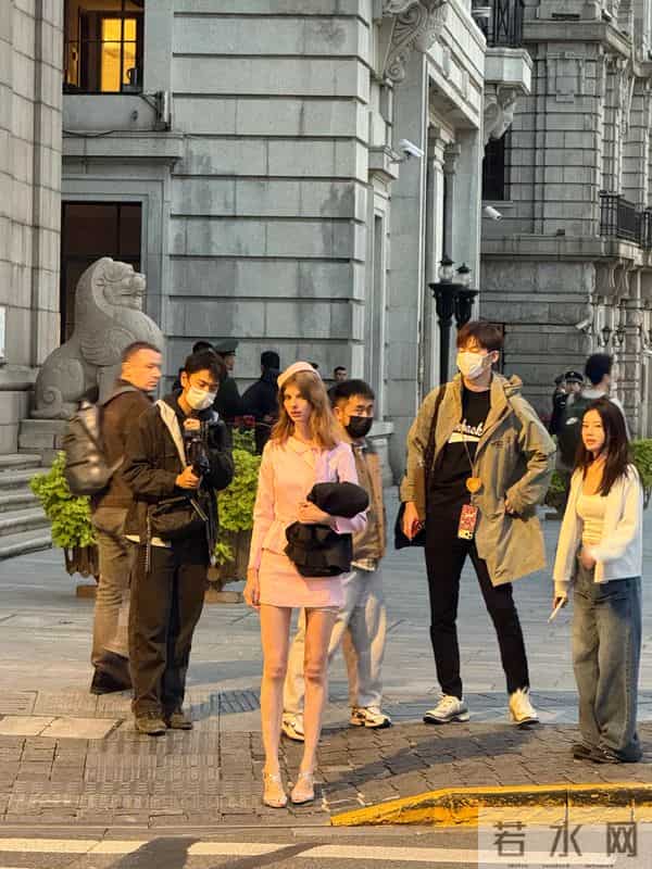 董力陪老婆工作，跟身后提包罗圈腿抢镜，阿诺穿超短裙美成洋娃娃