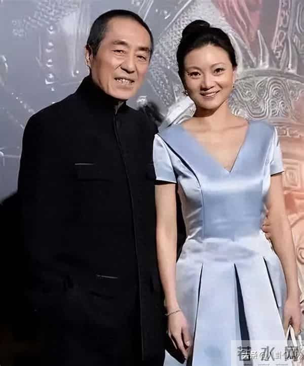 恩爱25年难敌岁月残酷！74岁张艺谋瘦弱如柴，43岁陈婷仍娇美如花