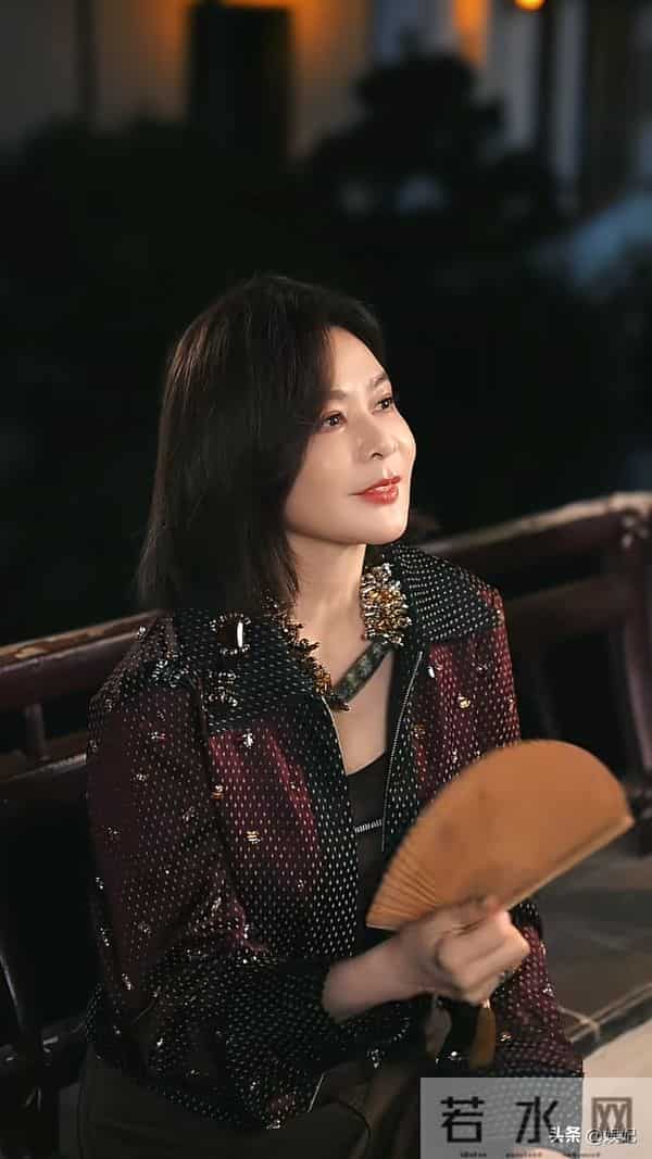 63岁关之琳染发新造型：短款外套+阔腿裤，减龄又高级，美得像39