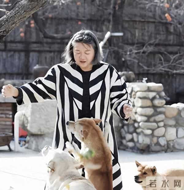 离婚34年后，64岁的洪晃住京郊百平豪宅，如今陈凯歌看了都懊悔