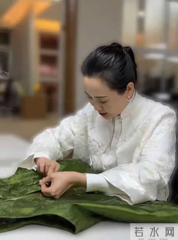 林依轮给长子庆生，26岁林子濠帅得像混血，西华蹲地照顾86岁婆婆