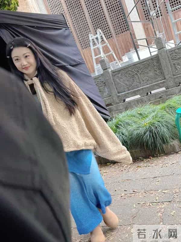 37岁景甜在安徽小镇被偶遇，她打扮朴素，皮肤白皙 娇俏可爱，好美