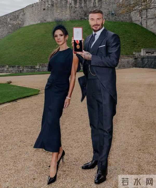 贝克汉姆圆梦封爵!一手牵贝嫂一手牵小七,俩儿子像“保镖”