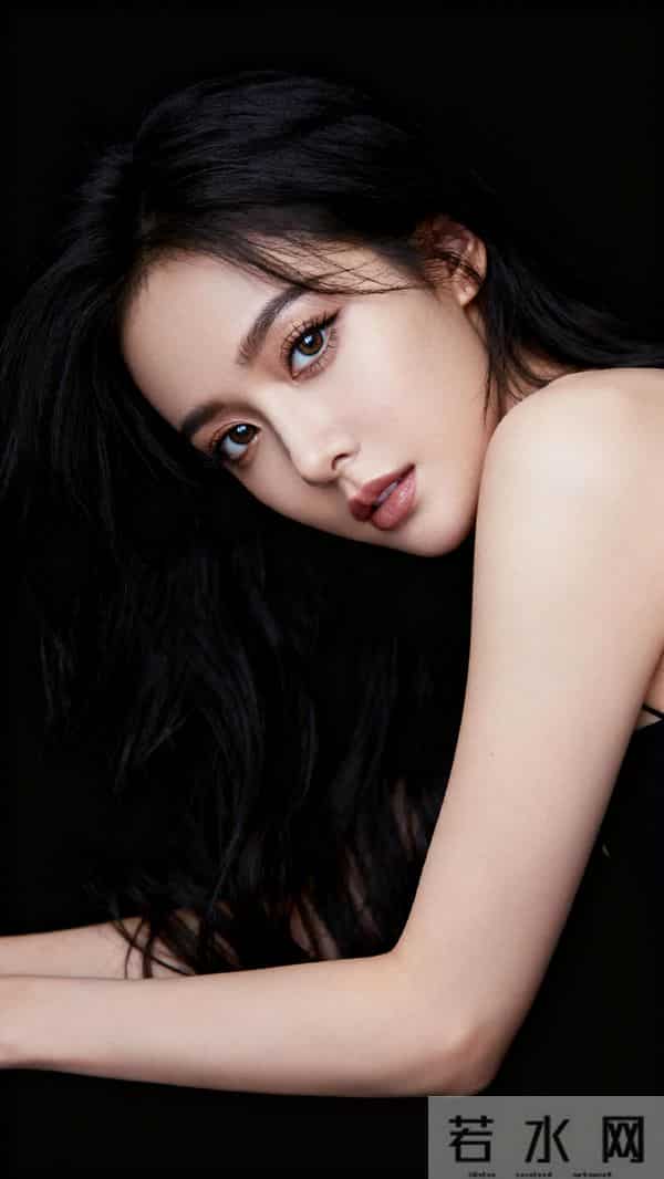 黑长直少女纯黑背景时尚大片｜高级感与性感魅力的碰撞