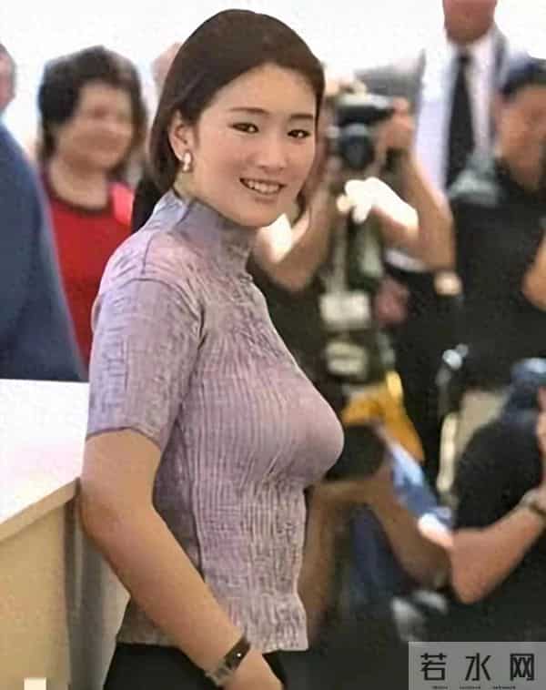 天呐！巩俐这身材太惊艳了，胸围几乎到肚脐，状态却依旧十分亮眼