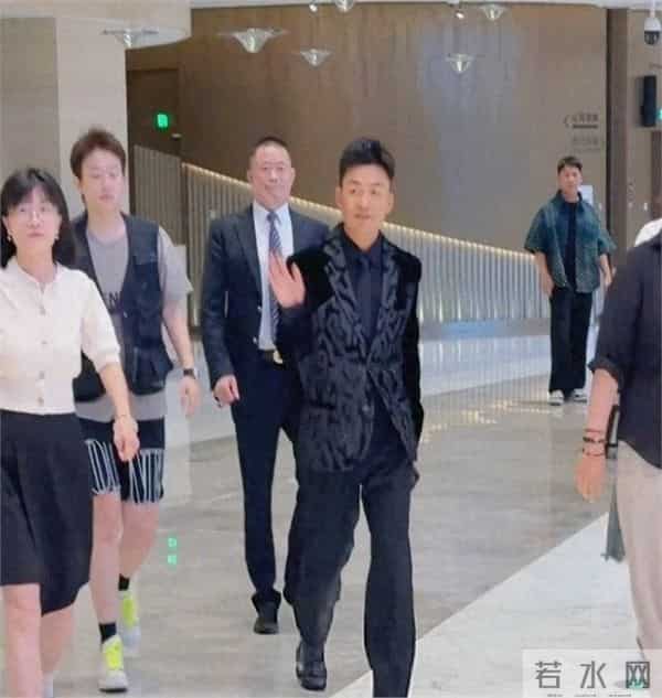 王宝强真的越活越有男人味了，打扮好潮流，43岁还有少年感