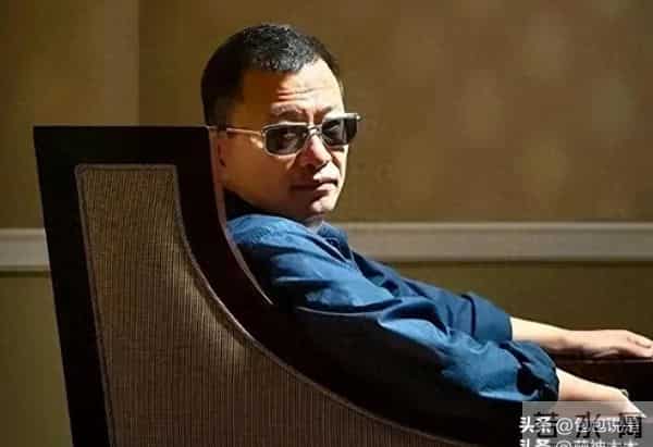 王家卫持续被扒！当年《东邪西毒》30人嫖娼被抓，事后推锅临时工