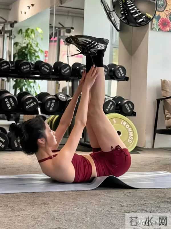 周洁琼晒健身日常，蜜桃臀与健身穿搭吸睛！