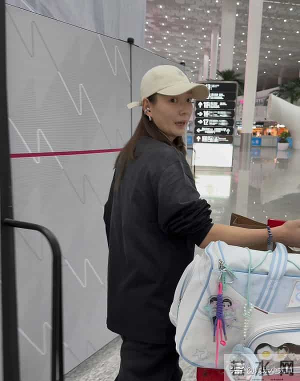 黄雅琼深圳机场到达路透，穿黑色印花卫衣套装，走路带风又美又飒