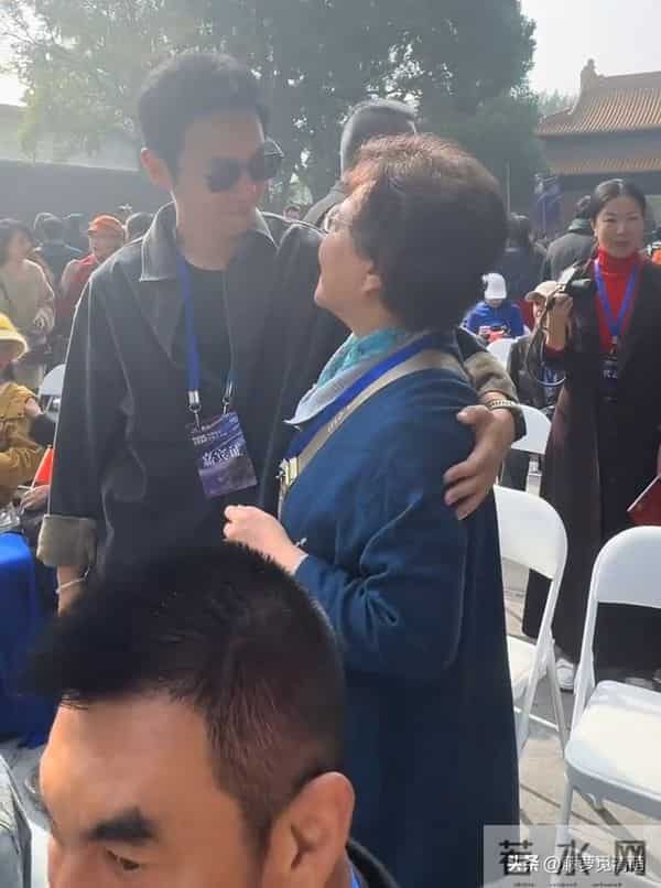 41岁朱亚文在南京被偶遇，他和粉丝拍照好亲切，打扮朴素却好帅气